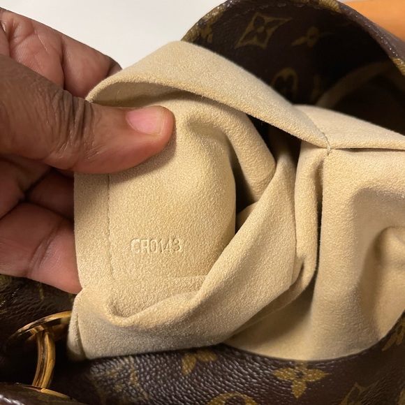 Authentic Louis Vuitton Monogram Artsy MM - Picture 10 of 16